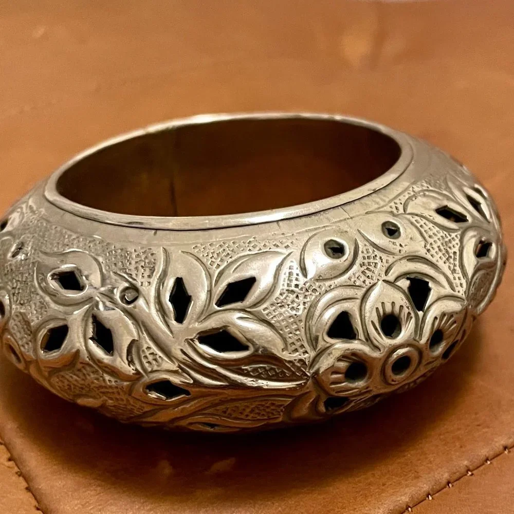 VTG Silvertone Floral Cutout Bangle